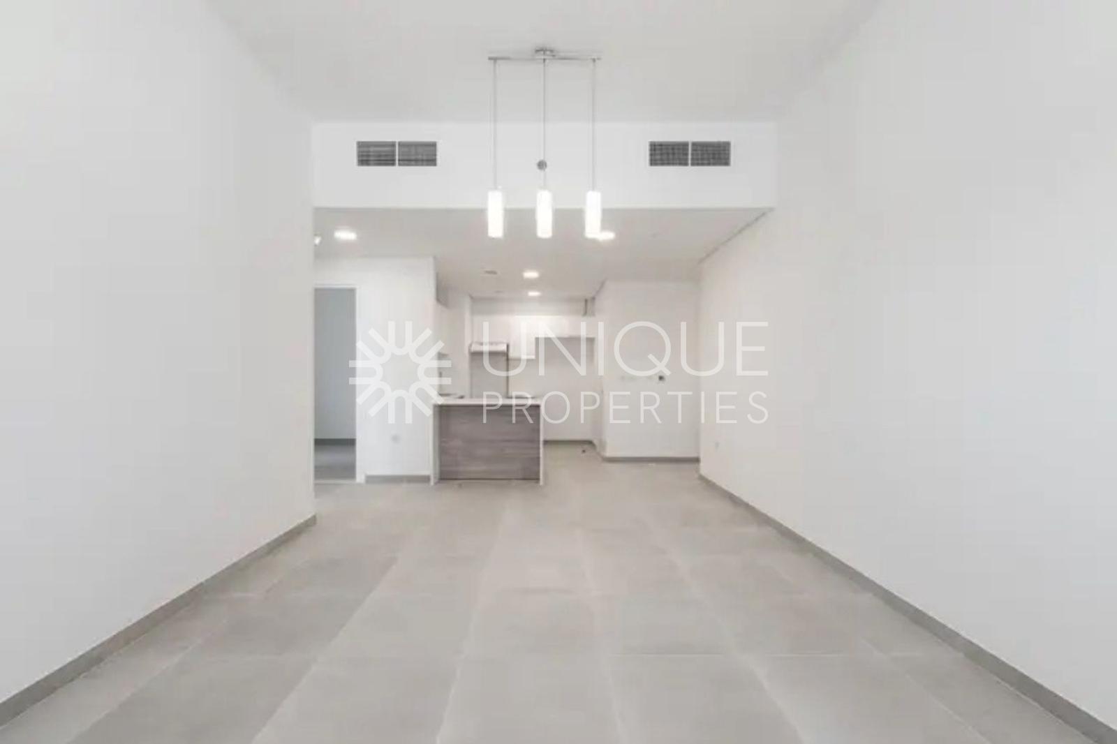 LARGE LAYOUT | VACANT | AREA SPECIALIST