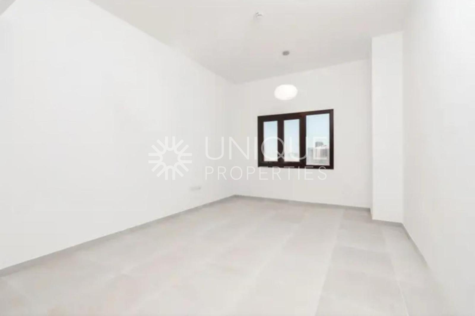 LARGE LAYOUT | VACANT | AREA SPECIALIST