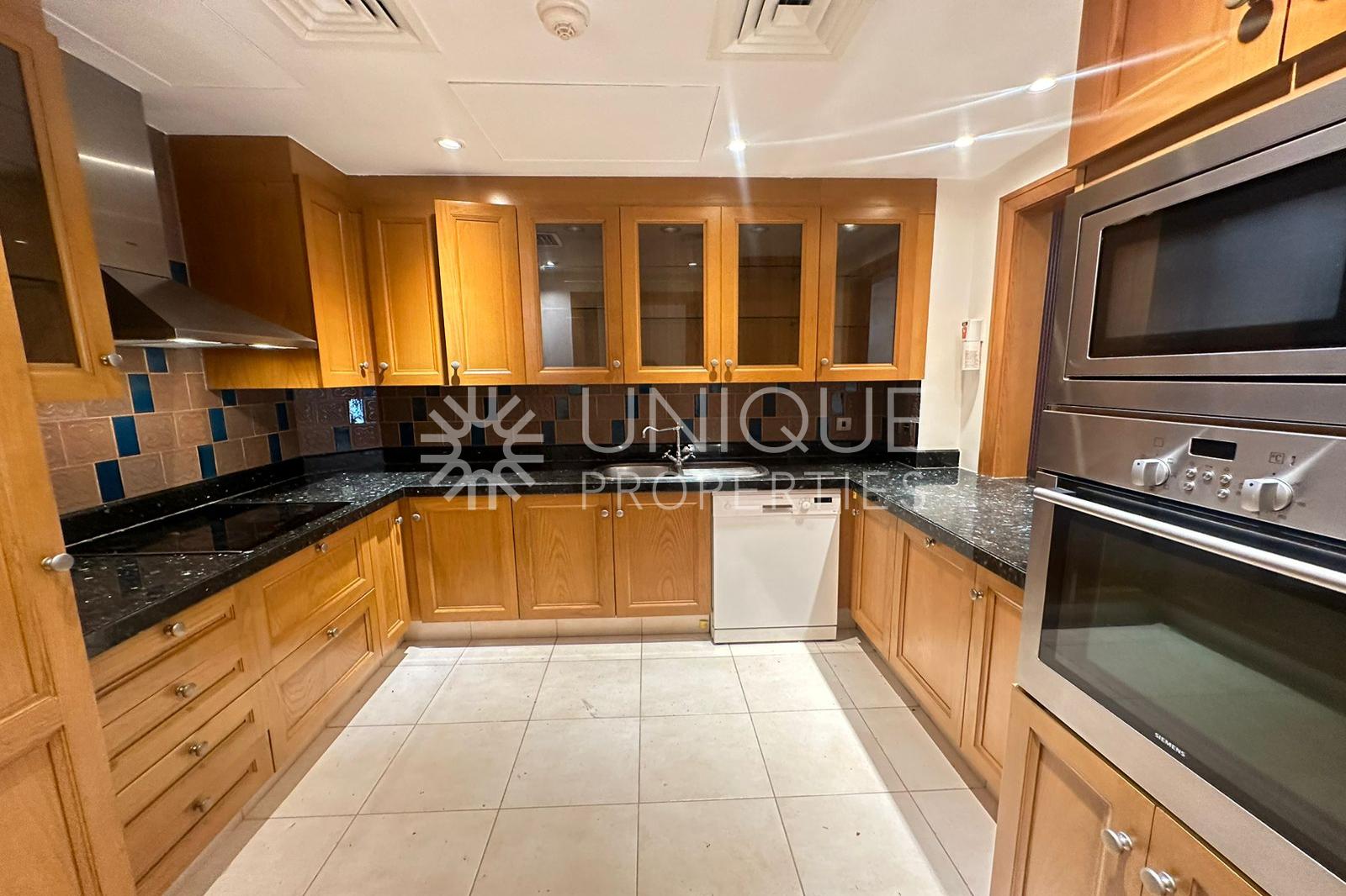 Spacious 2 bedroom| Private Large Garden |Upgraded