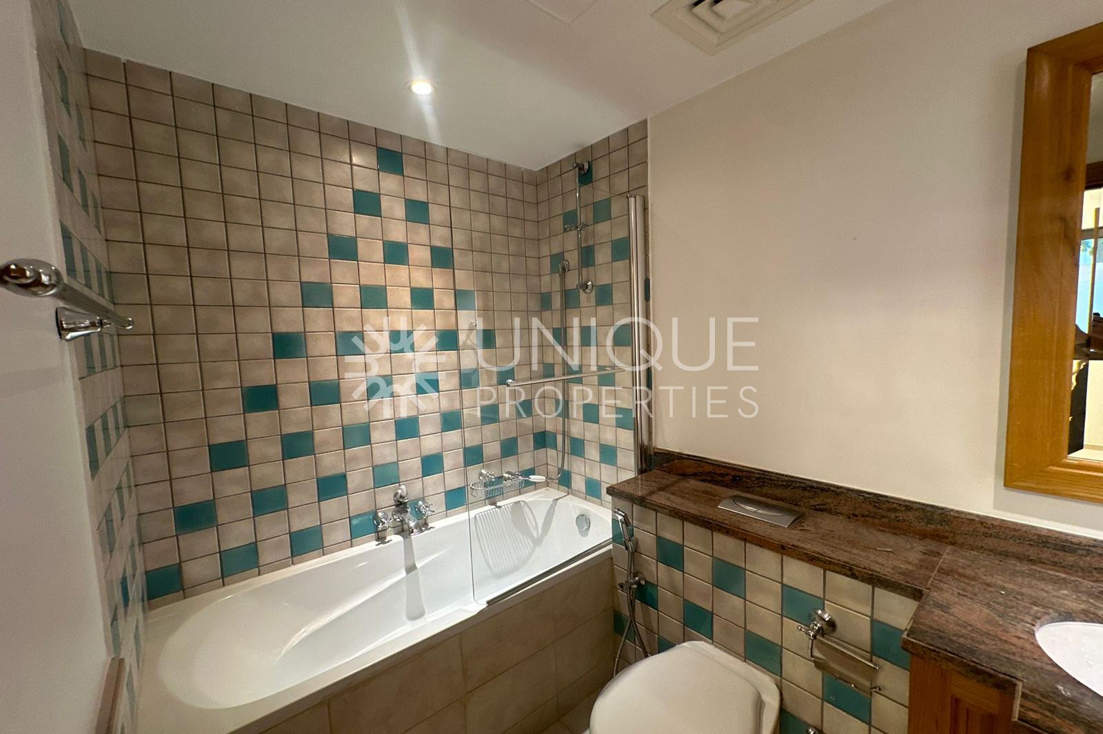 Spacious 2 bedroom| Private Large Garden |Upgraded