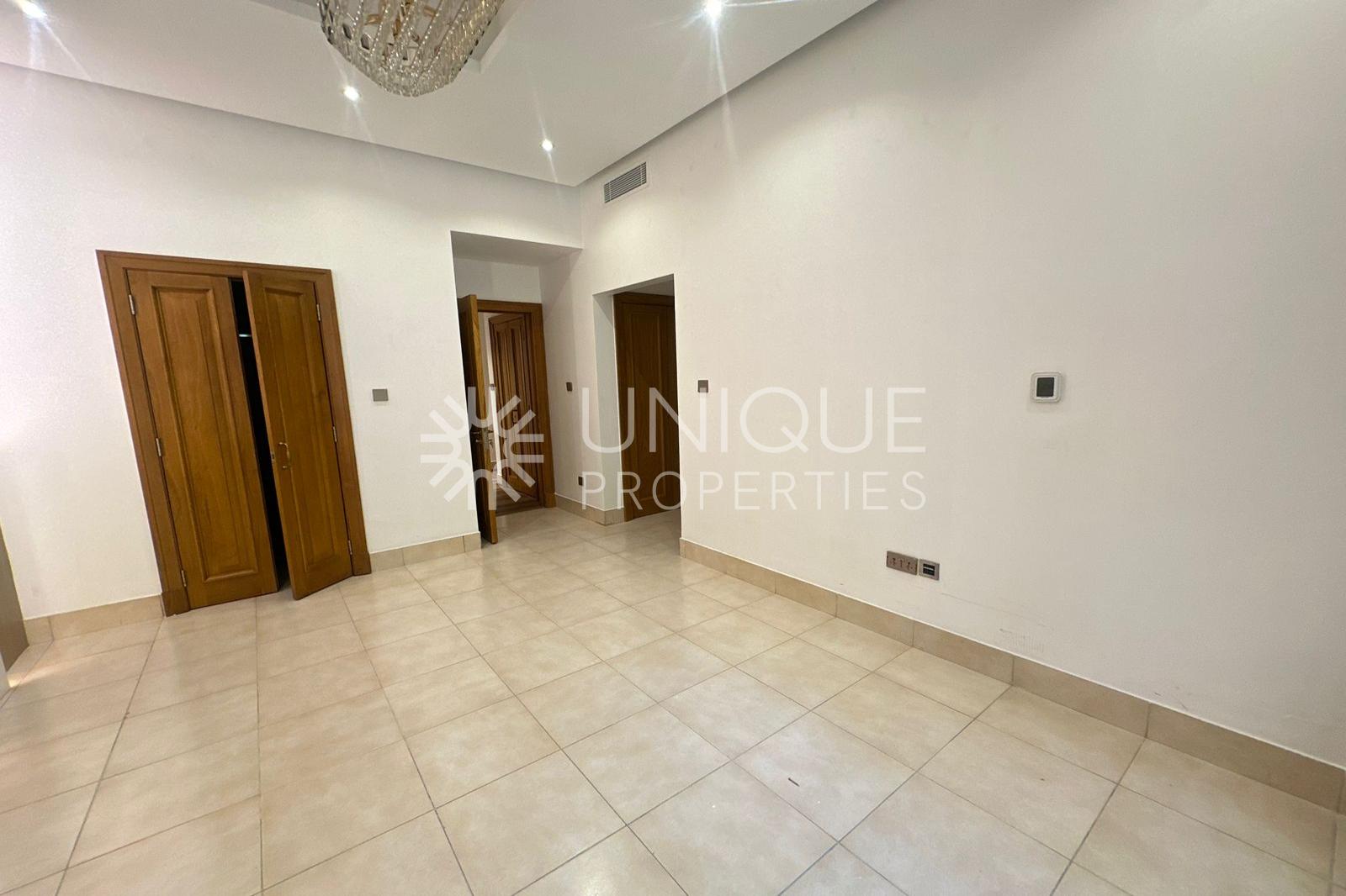 Spacious 2 bedroom| Private Large Garden |Upgraded