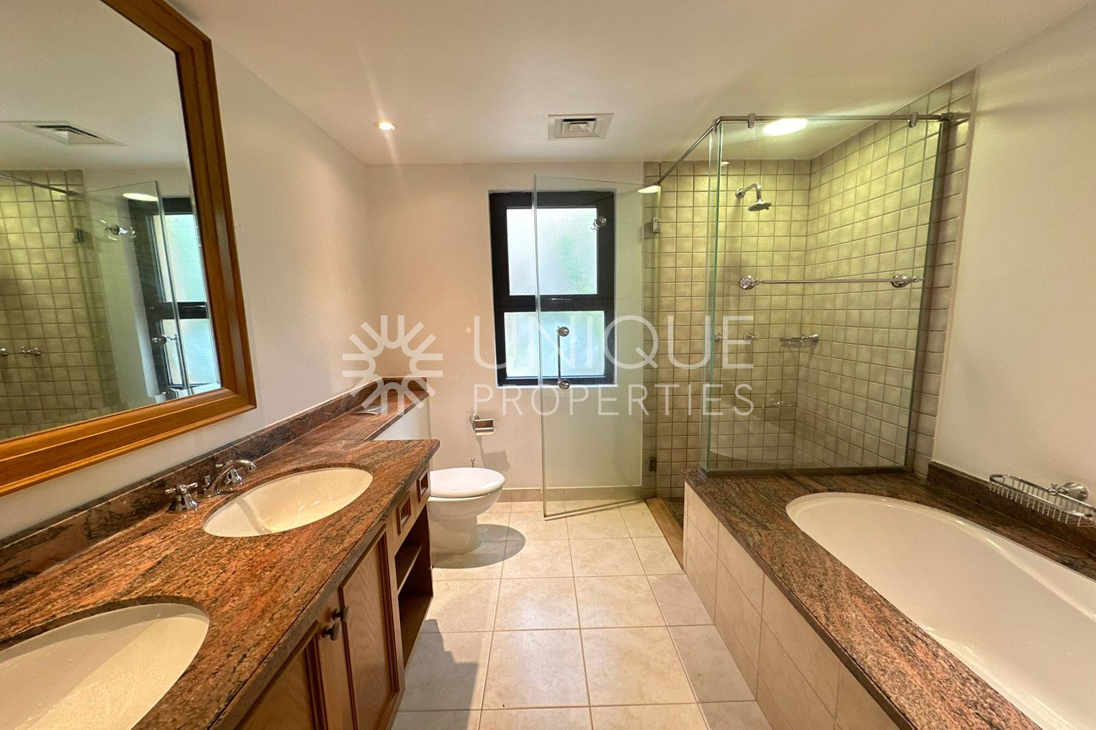Spacious 2 bedroom| Private Large Garden |Upgraded