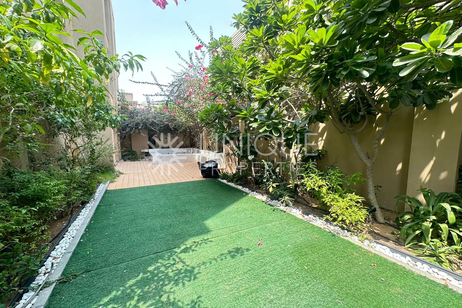 Spacious 2 bedroom| Private Large Garden |Upgraded