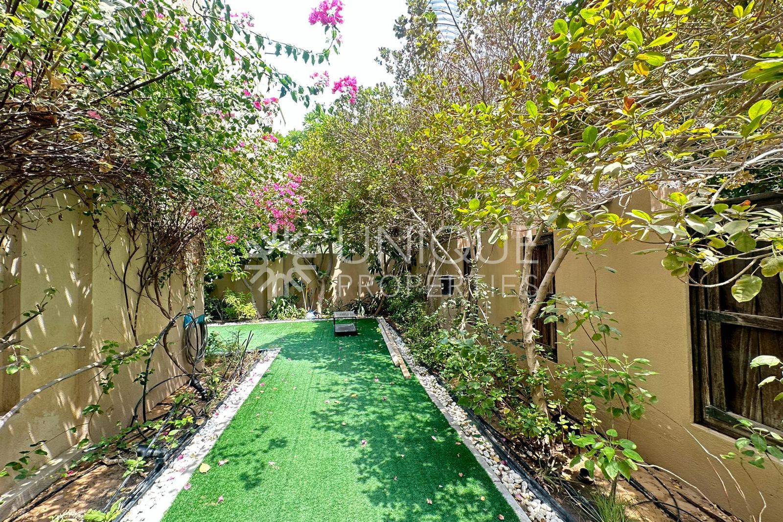 Spacious 2 bedroom| Private Large Garden |Upgraded