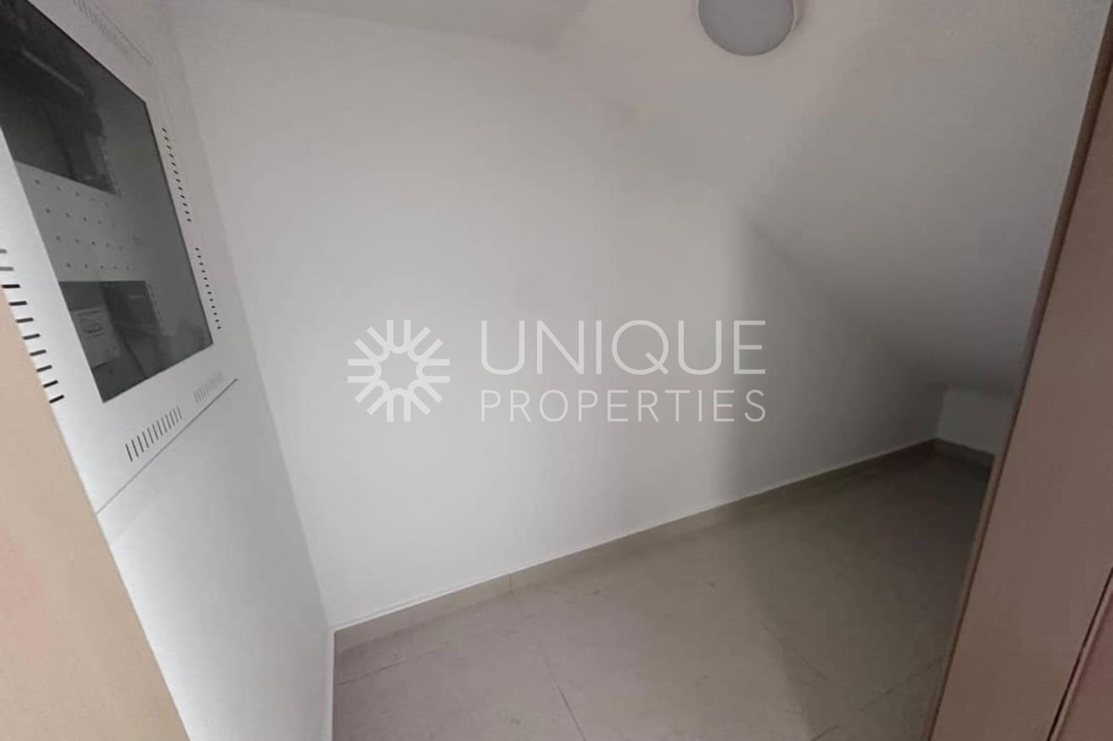 Vacant  |  Spacious  |  Family Living